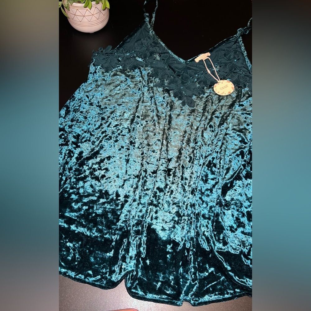 ODDY Velvet Emerald Green spaghetti Strap Top with Lace floral Size 1XL NWT
